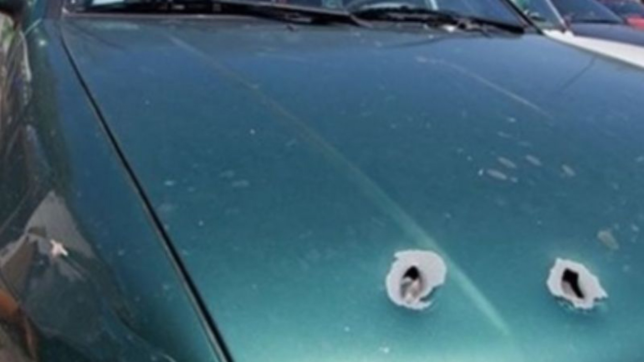 Mujer policía atacó a tiros el auto de su pareja porque la había engañado