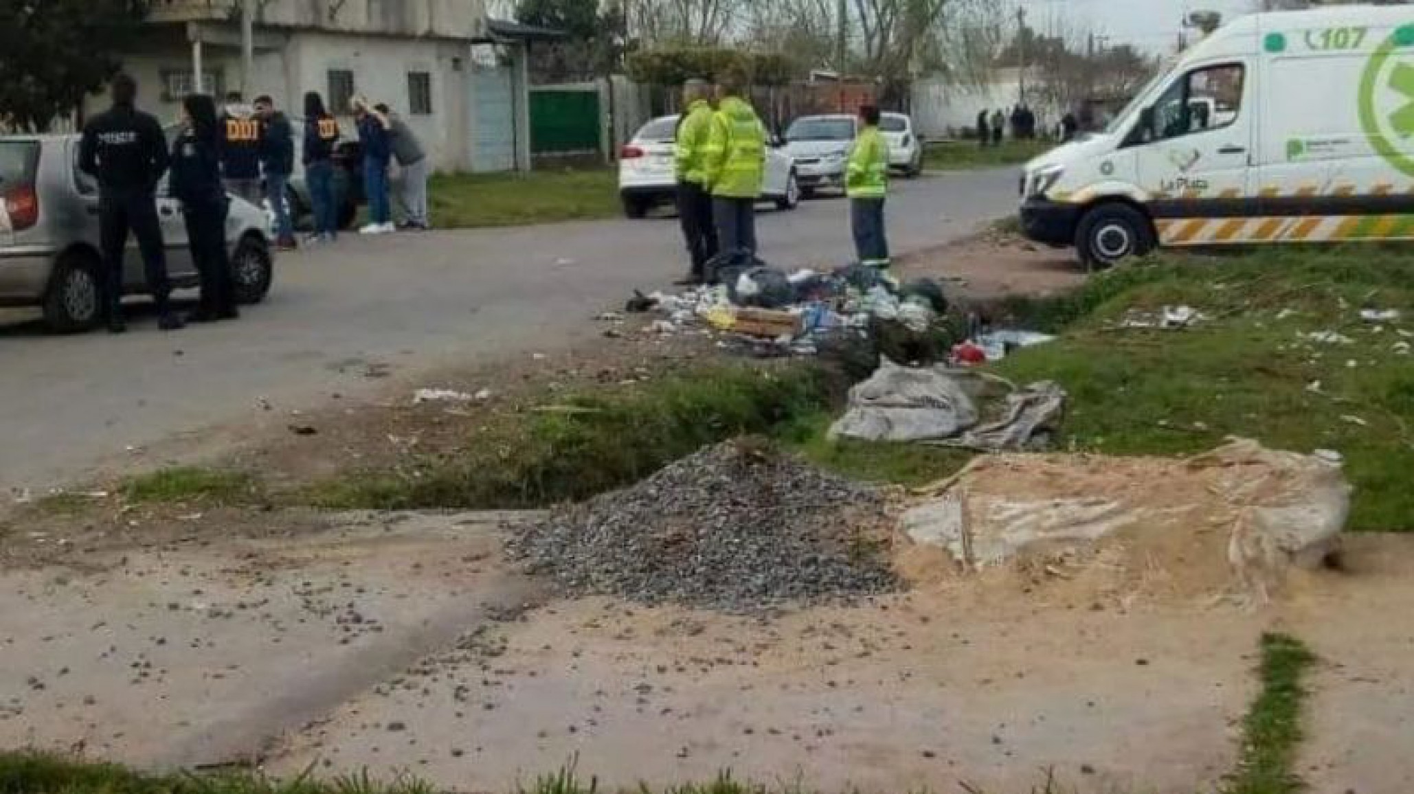 Hombre atrincherado en su casa con una niña
