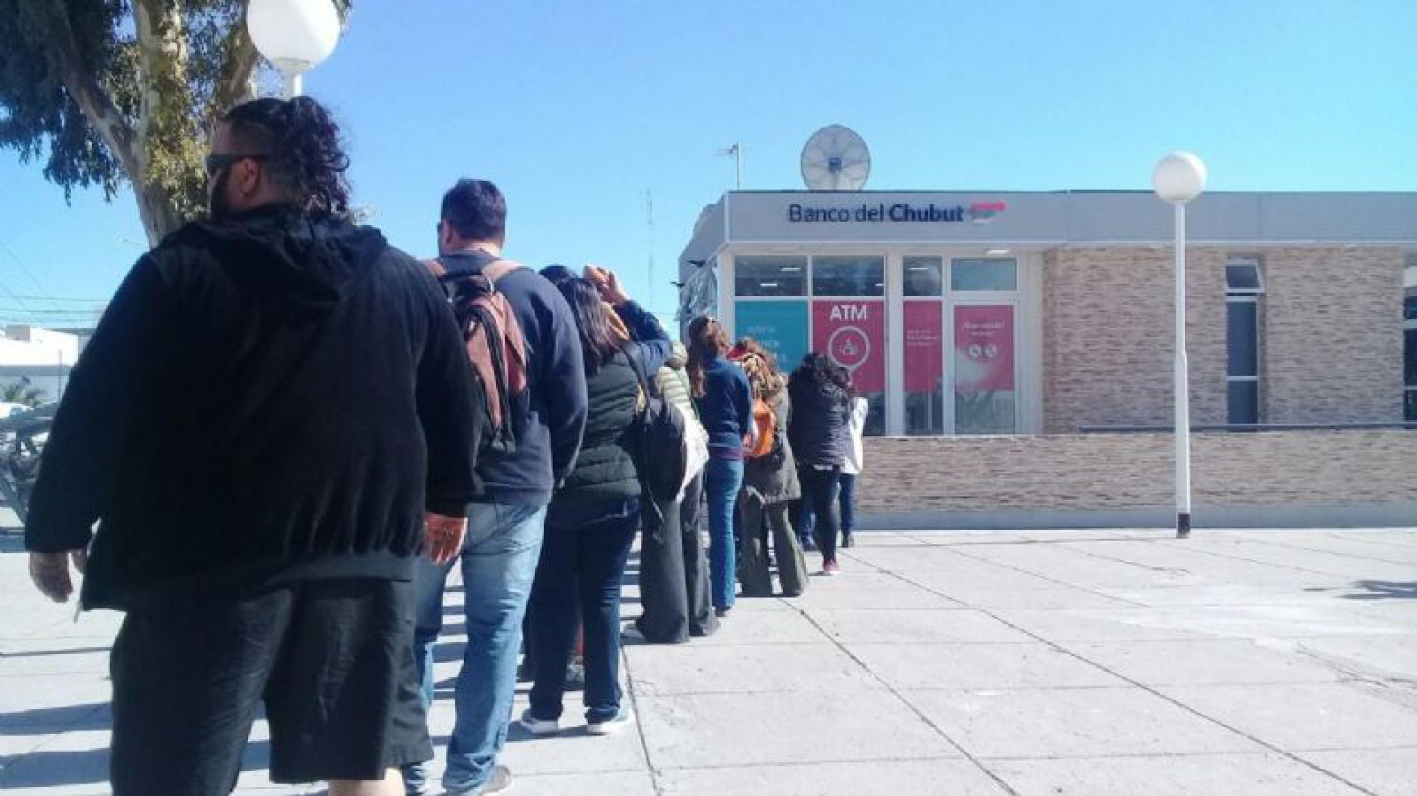 Docentes de Madryn hicieron una cola simbólica en el cajero automático
