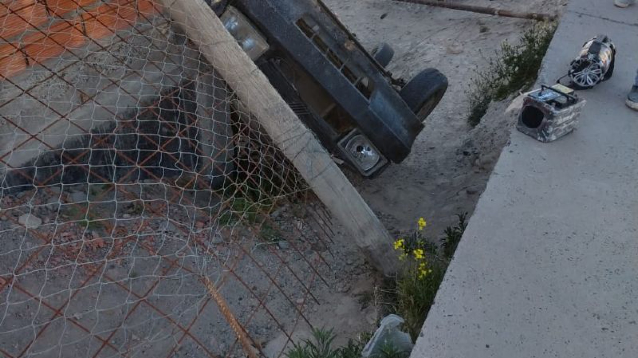 ¡Insólito! Auto se quedó sin combustible y se estrelló en una casa