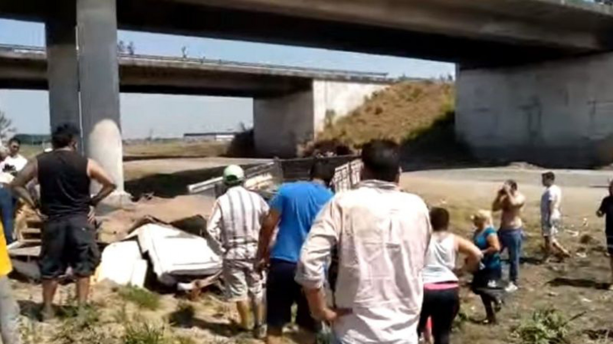 Camión se cayó de un puente y aplastó a los conductores