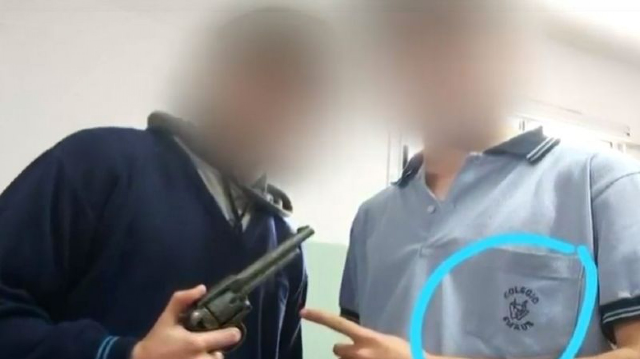 Dos alumnos le apuntaron a un profesor en plena clase y viralizaron el video