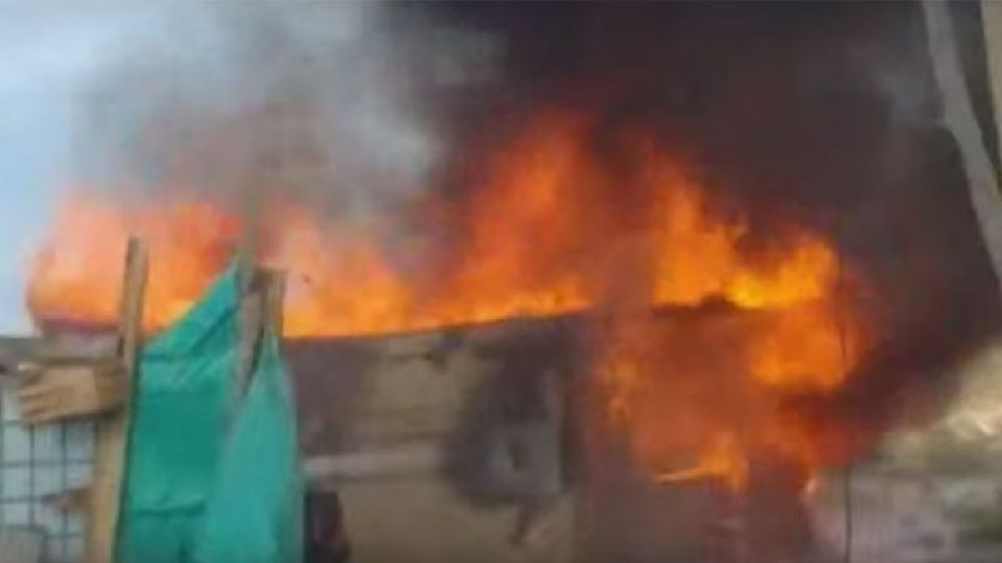 Lo habían encontrado desnudo junto a una nena, su padre le prendió fuego la casa