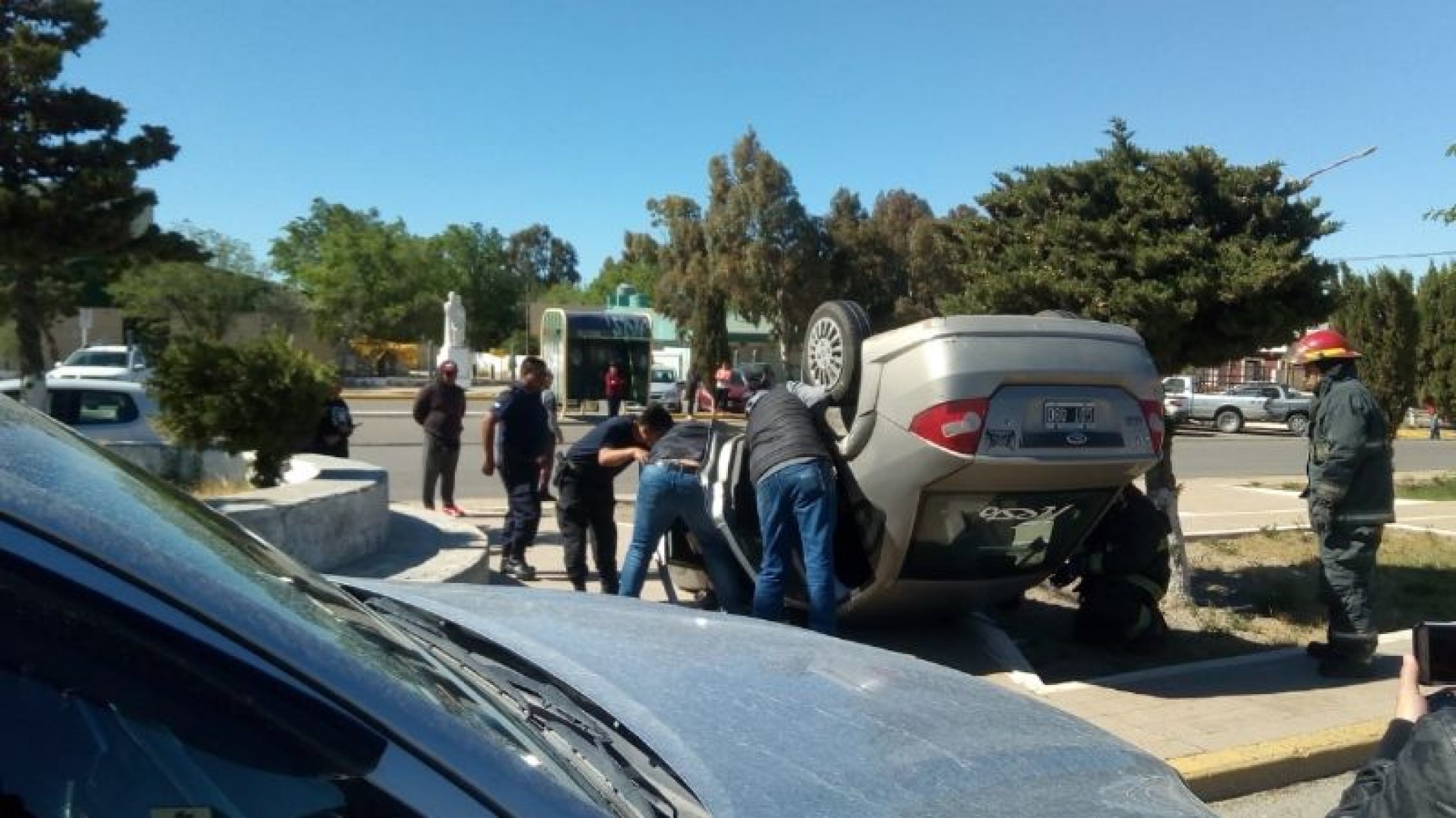 Vuelco en Avenida Canadá: intervino la Unidad de Rescate
