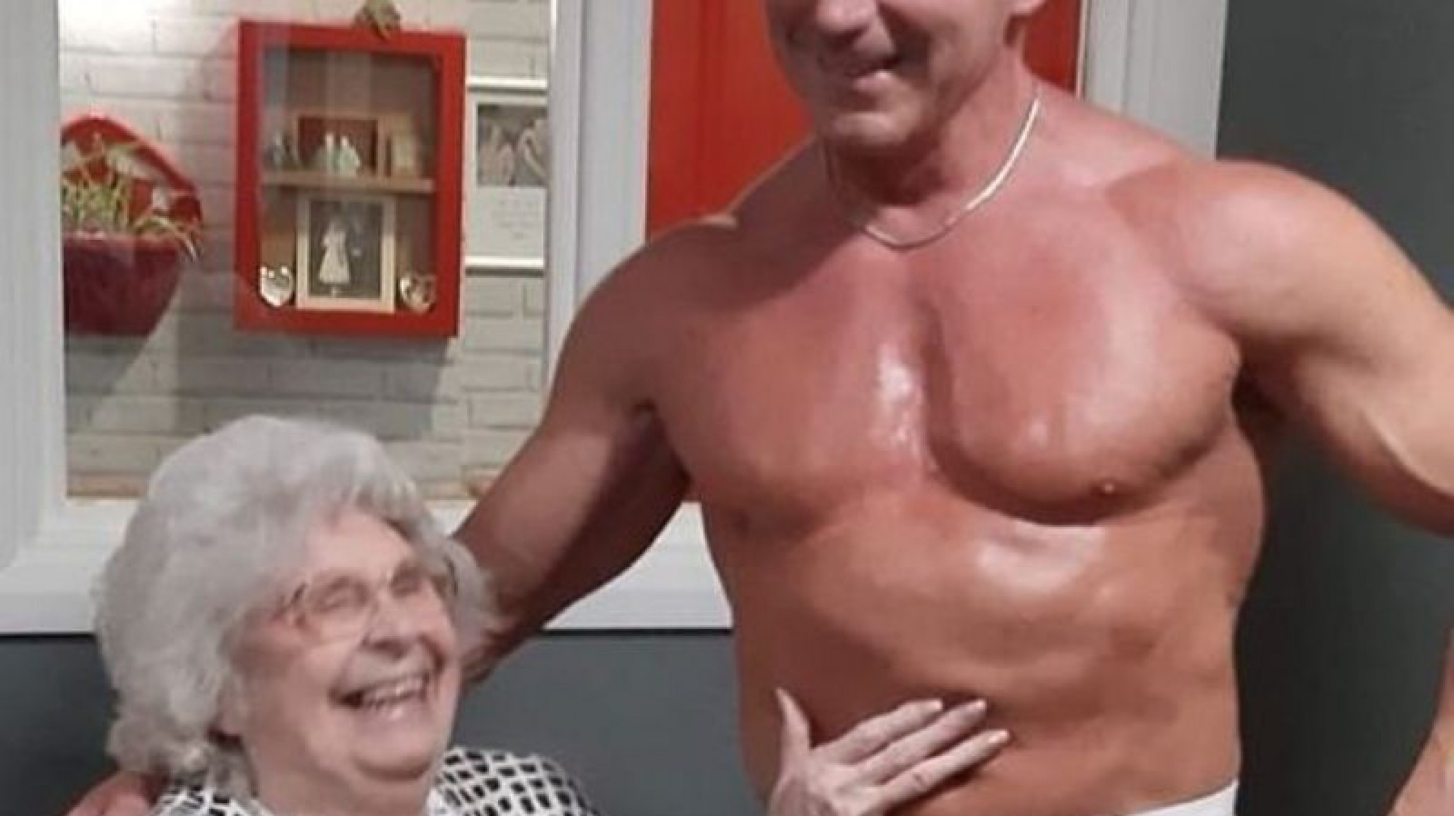 ¡Atrevida! Una abuelita pidió para navidad un stripper disfrazado de bombero