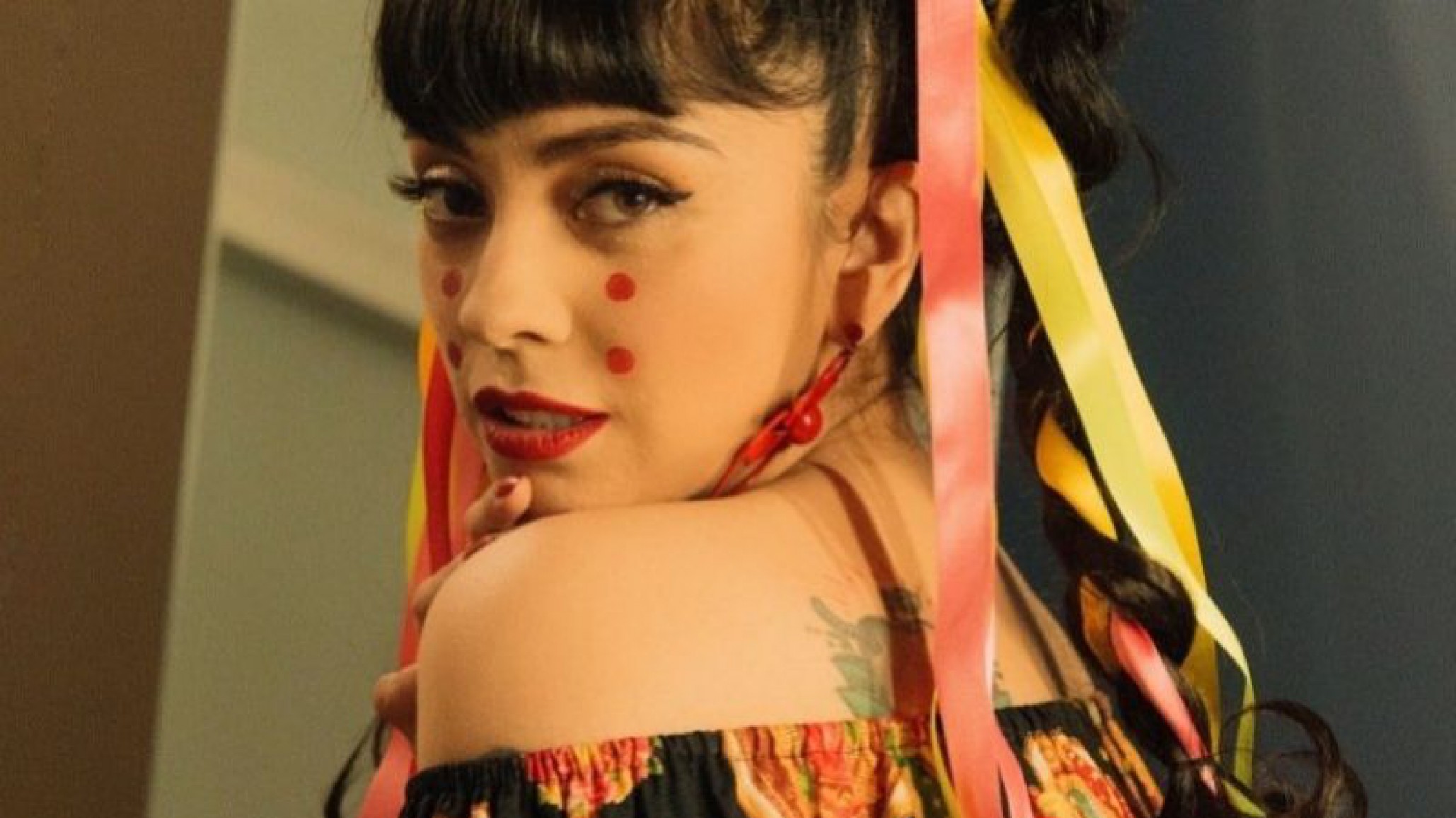 ¿Separada? Mon Laferte con un cuchillo en mano: ”Mejor sola que mal acompañada”