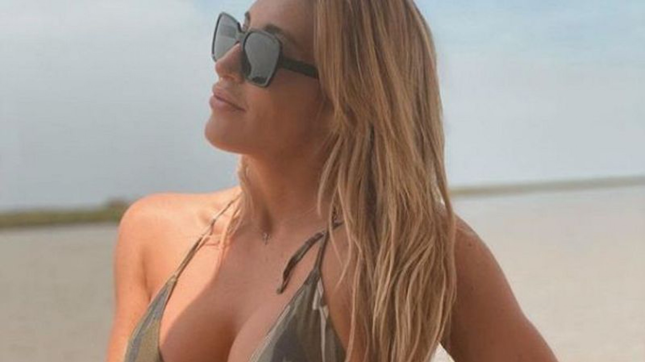 ¡Una bomba! Ayelén Paleo usó su bikini más chiquita y se refrescó de una manera muy especial