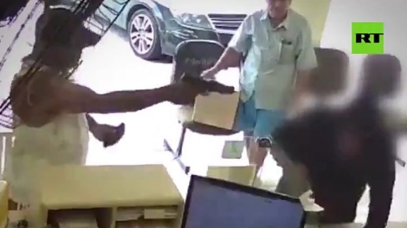 Vídeo impactante: Un hombre le dispara reiteradamente en la cara a un ladrón y desató la polémica