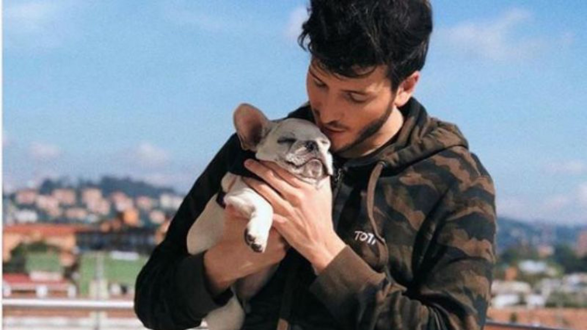 ¿Cómo incluir a tu mascota en los ejercicios en casa?: Sebastián Yatra te lo muestra