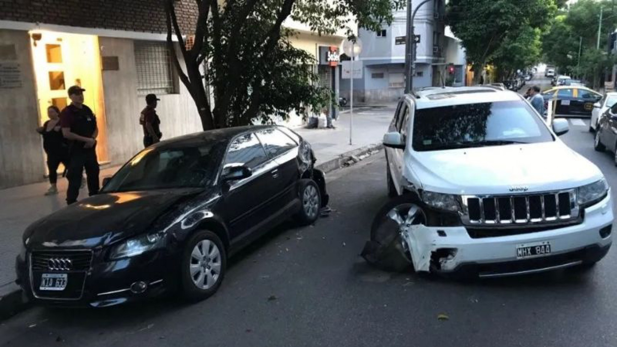 Rápido y furioso: borracho chocó tres autos estacionados e hirió dos personas