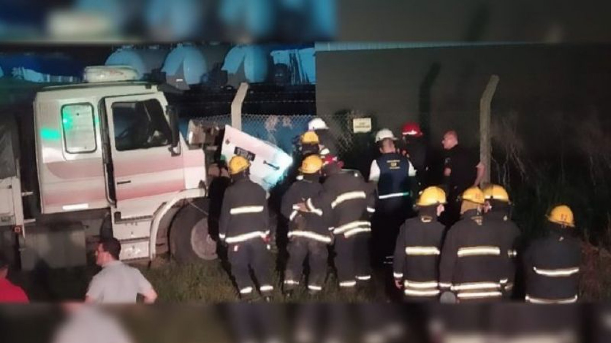 Accidente fatal: Una familia de tres falleció en un terrible choque contra un camión