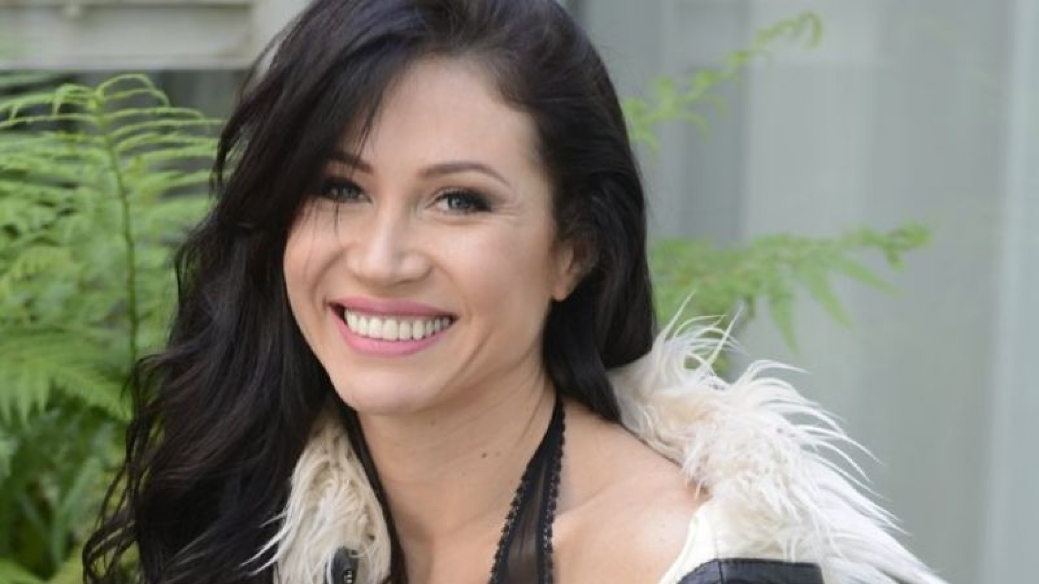 Adabel Guerrero de espaldas y con un dos piezas infartante