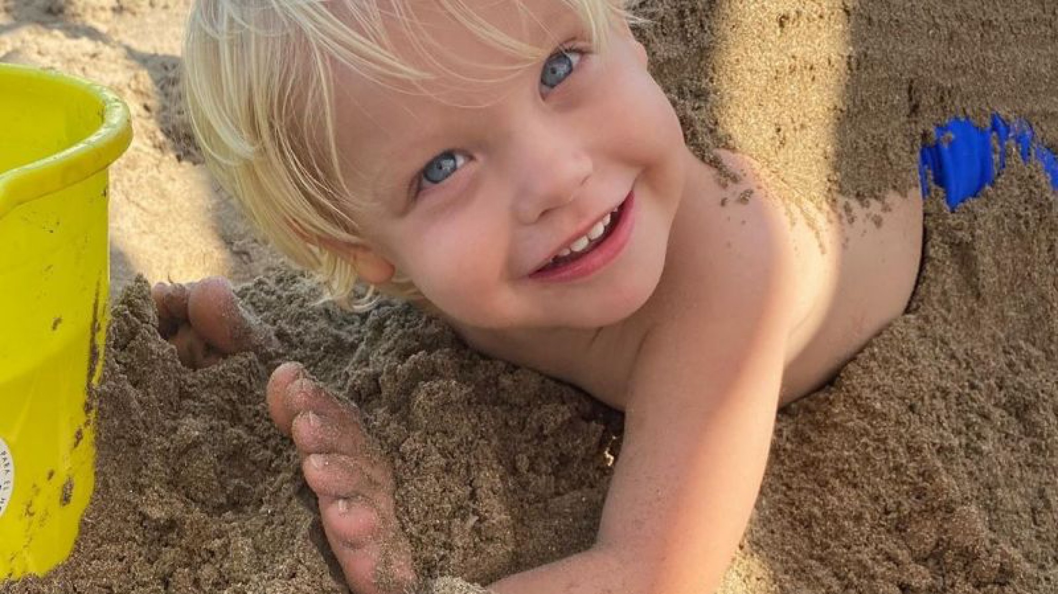 Mirko se divierte con el regalo de Vicky Xipolitakis: ”Jugando a los indios”