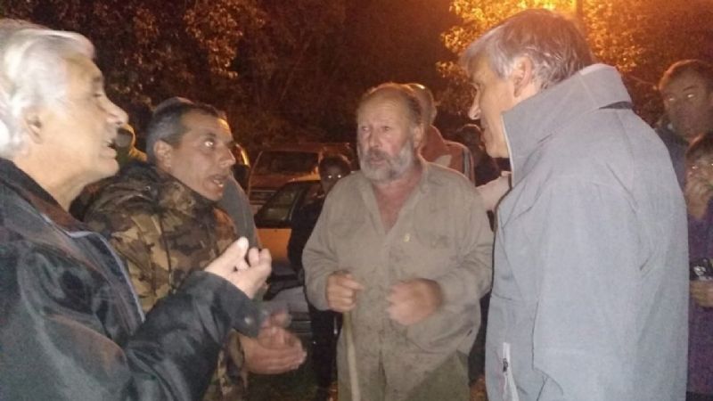 Masiva manifestación: El hijo de un fiscal volvió al país y entró a Claromecó sin autorización