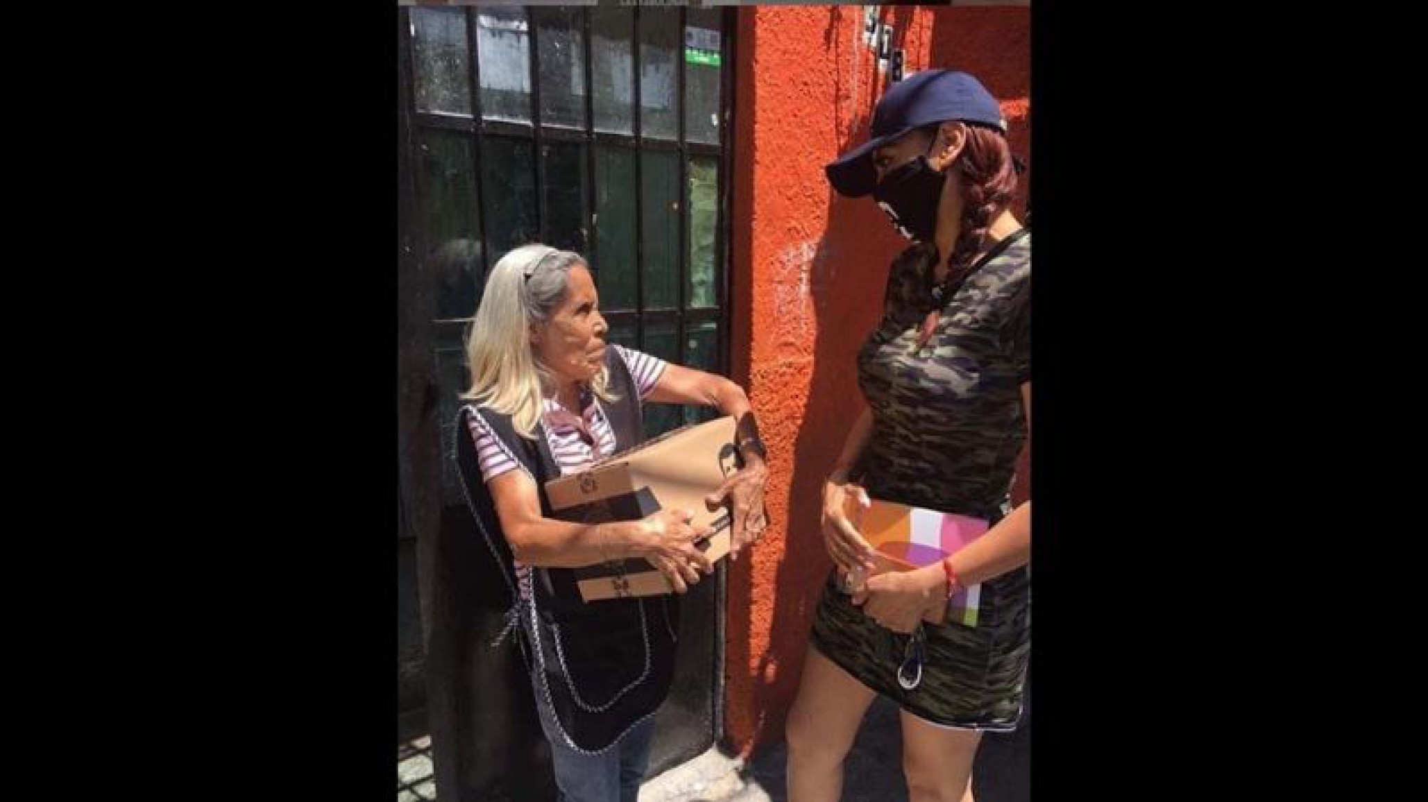 La hija del narco “Chapo” Guzmán dona comida a adultos mayores