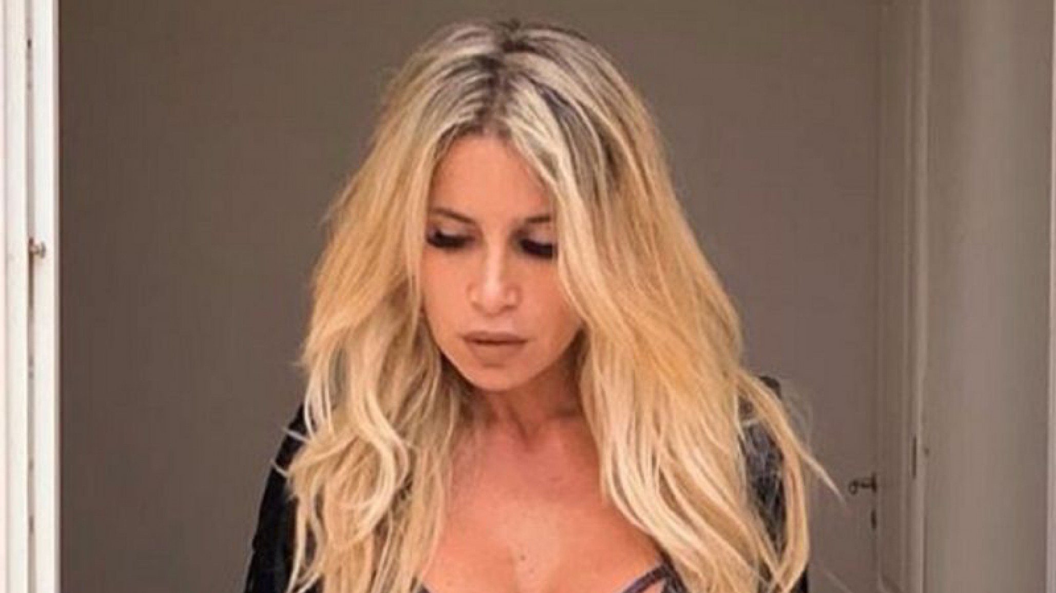 Florencia Peña posó con un body ultra escotado y transparente