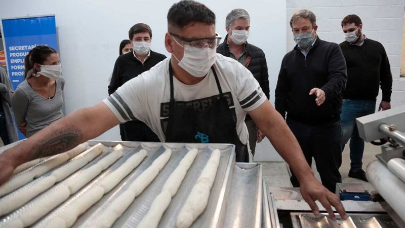 Con máquinas incautadas al narcotráfico, hacen más de 1600 kilos de pan para comedores