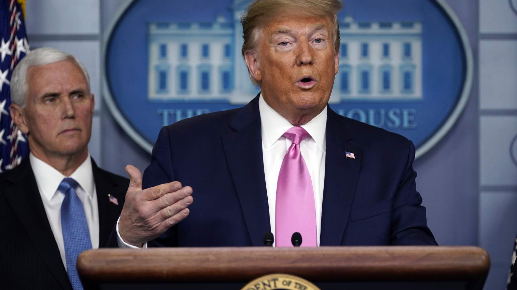 Donald Trump: luz solar y desinfectante para el coronavirus