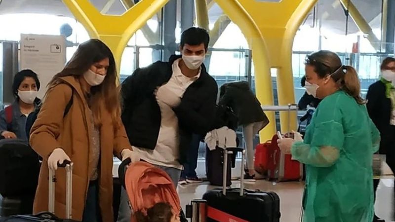 Urtubey y Macedo llegaron al país en un vuelo de repatriación desde España