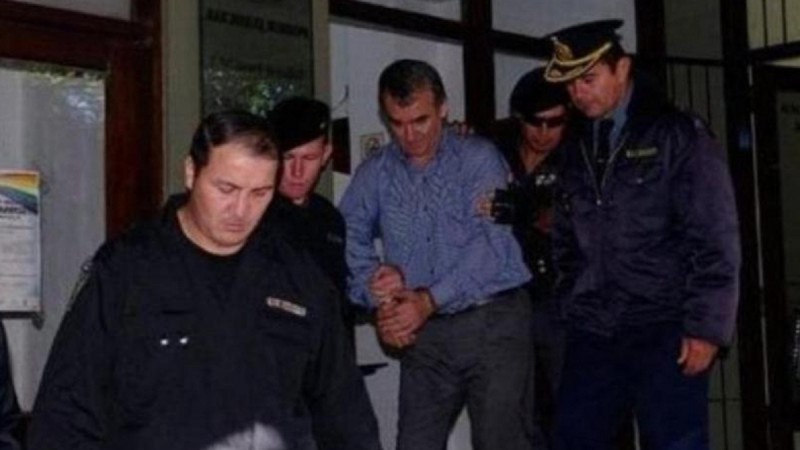 Lo condenaron por violar a sus hijos y ahora está en su casa