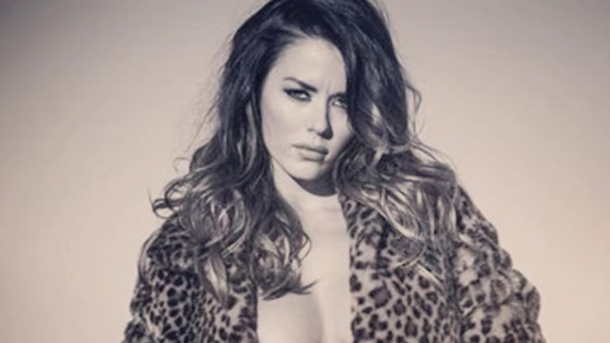 De espaldas y en bikini, Karina Jelinek sorprendió en la cuarentena