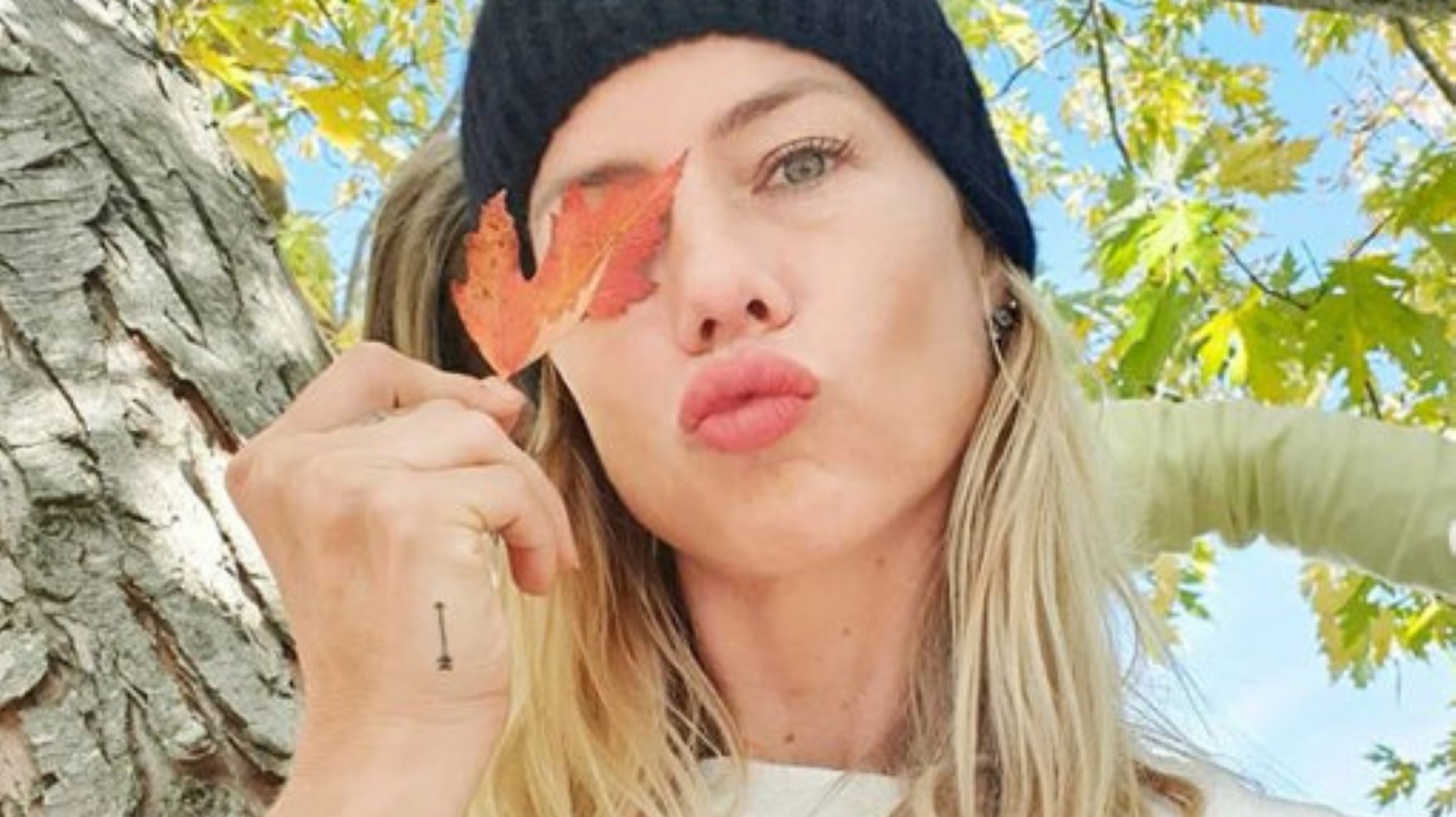 Nicole Neumann desfiló “moda Covid-19” ¡Ajustadísima!