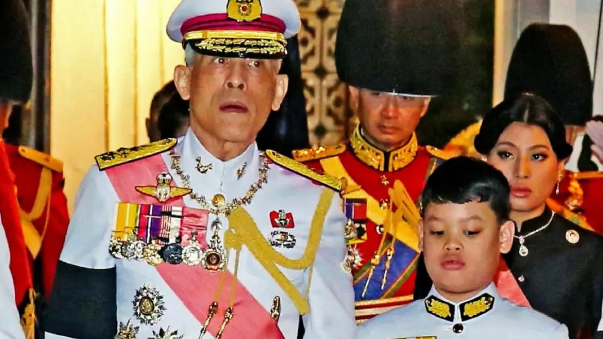 La injusta razón por la que el rey de Tailandia mantiene aislado a su hijo en una “cárcel de oro”