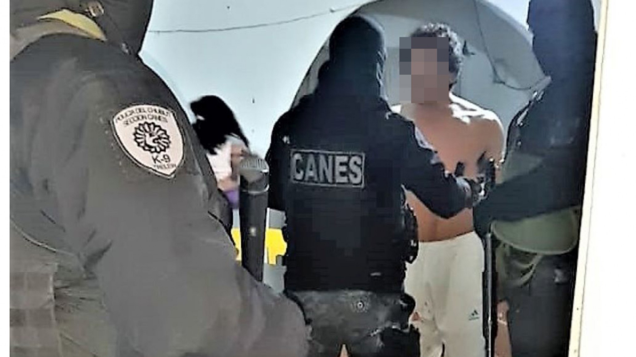 Encontró a su amigo abusando de su mujer, lo obligó a ponerse una tanga y le dio una feroz paliza