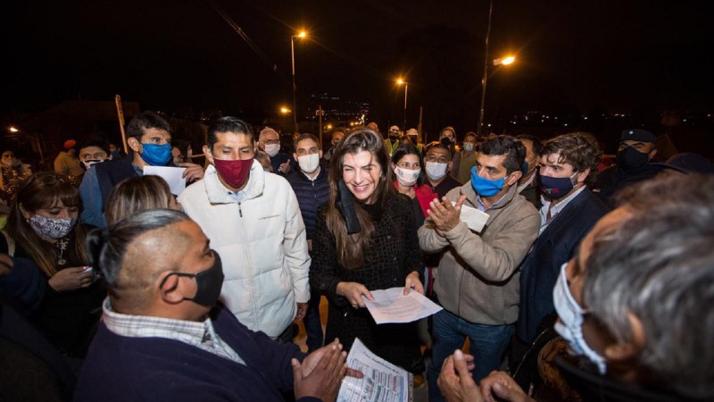 Intendenta de Salta inauguró una obra rodeada de gente y sin tapaboca
