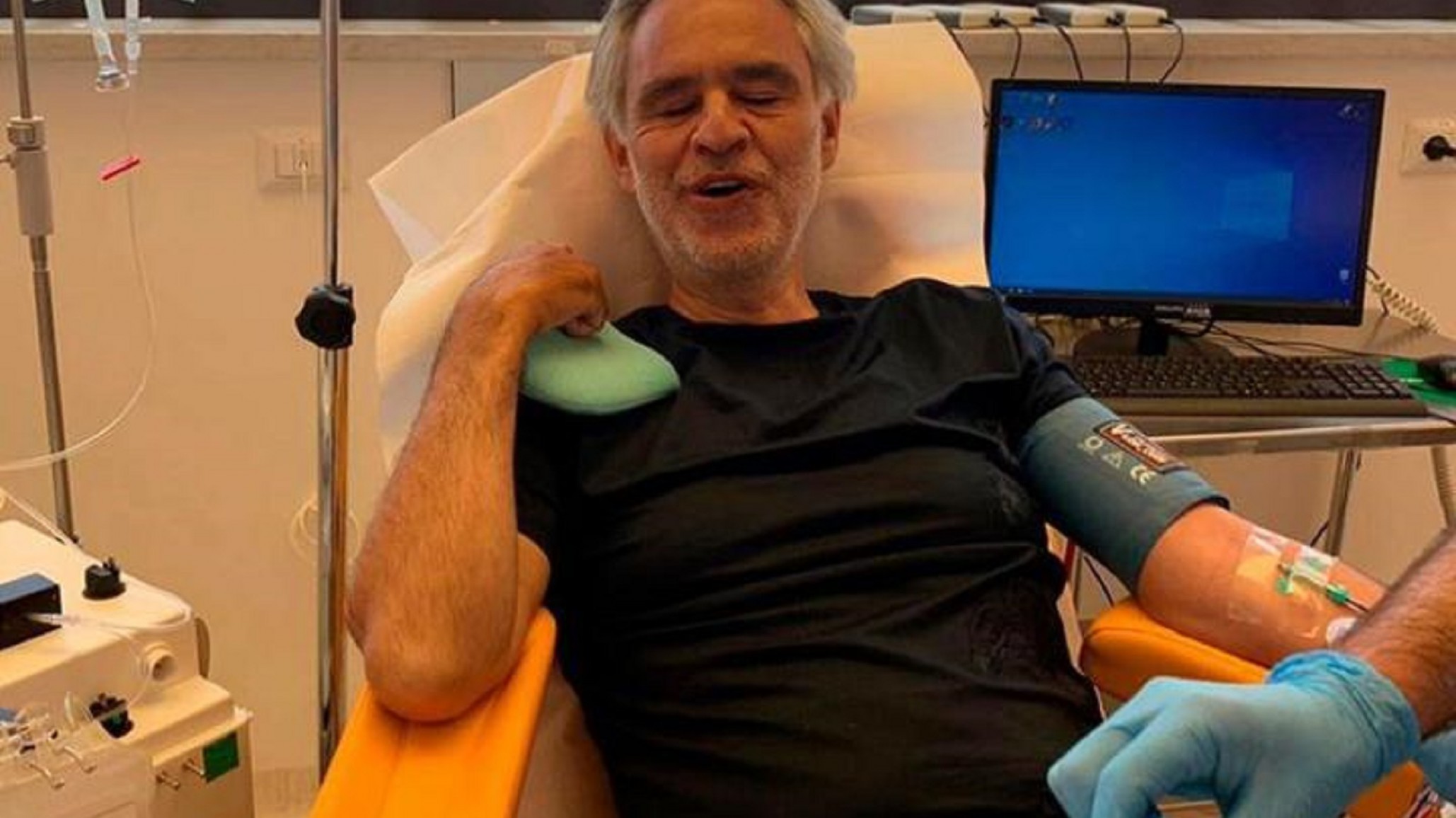 Andrea Bocelli reveló que estuvo infectado de coronavirus y hoy donó plasma para su estudio