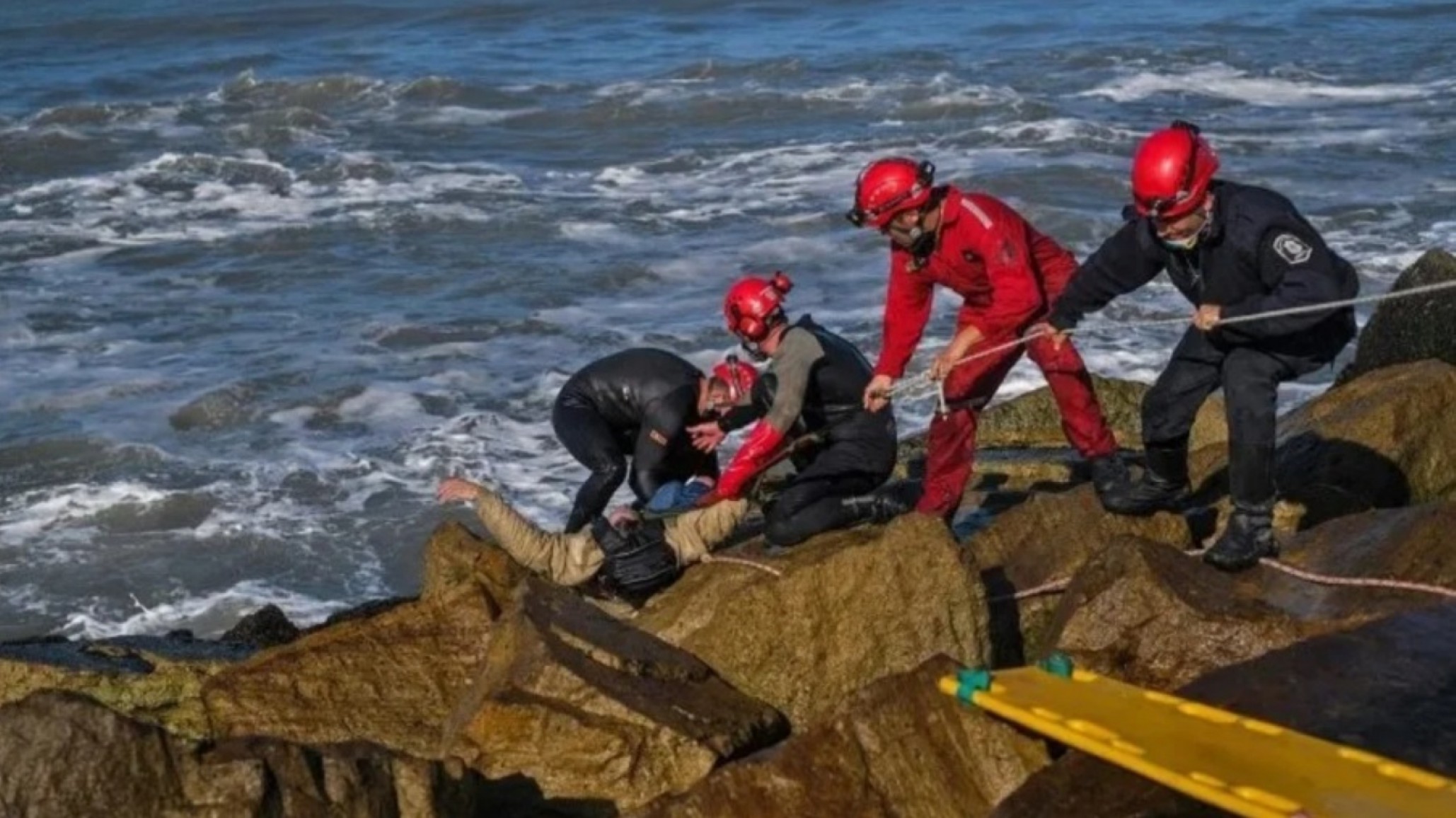 Jubilado disparó a otro en un hogar, luego se tiró al mar y murió