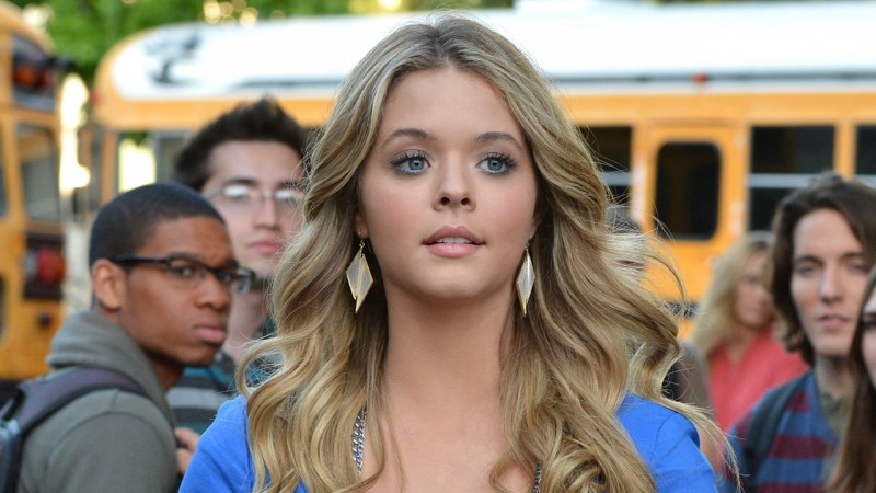 Sasha Pieterse, actriz de Pretty Little Liars, anunció su embarazo