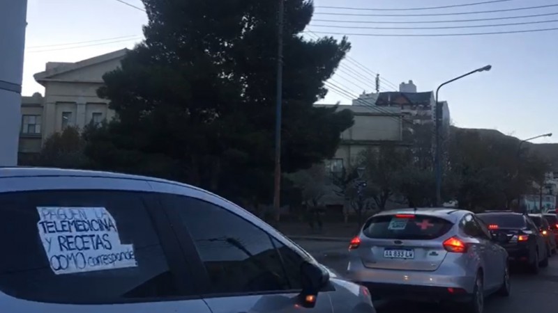 Médicos de todo el país en caravana reclaman insumos y solidaridad