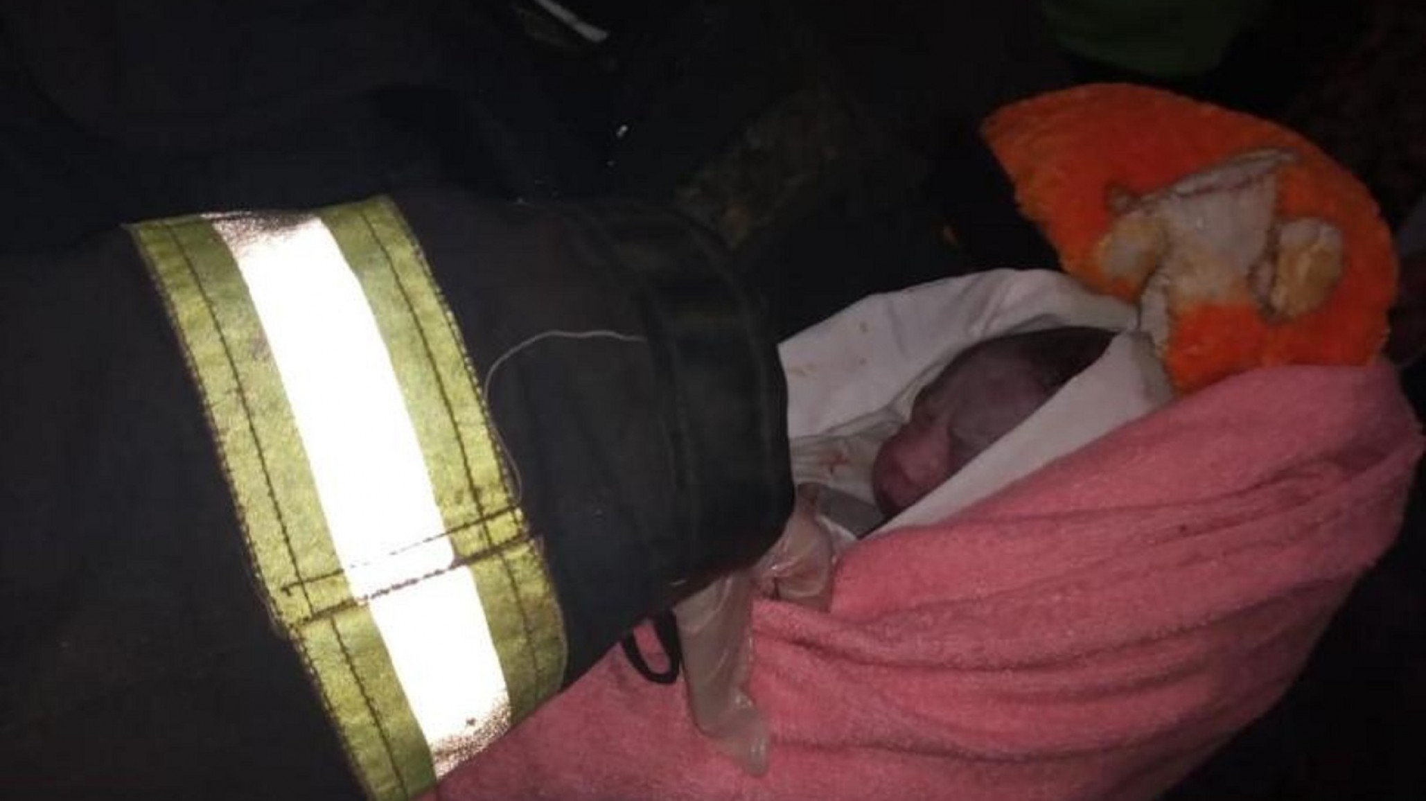No llegó al Hospital y los bomberos la ayudaron a dar a luz en su domicilio: el bebé nació sano