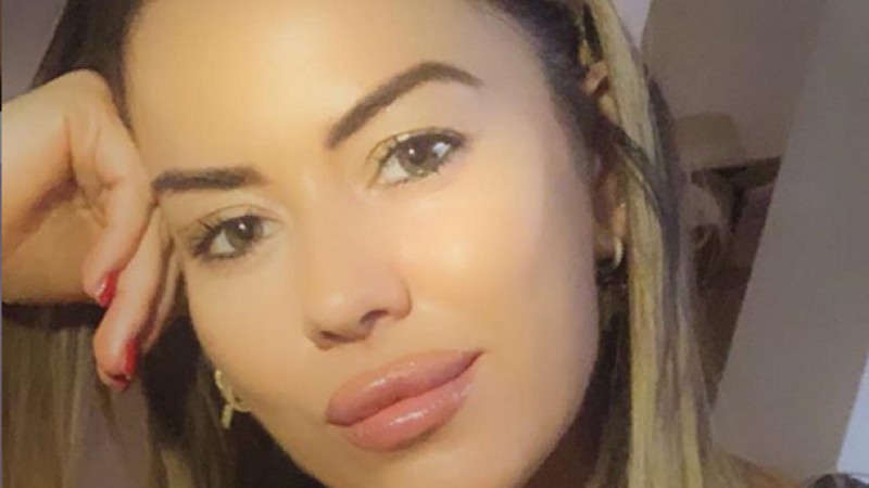 Karina Jelinek le pone onda al viernes con un sensual y ultra profundo escote