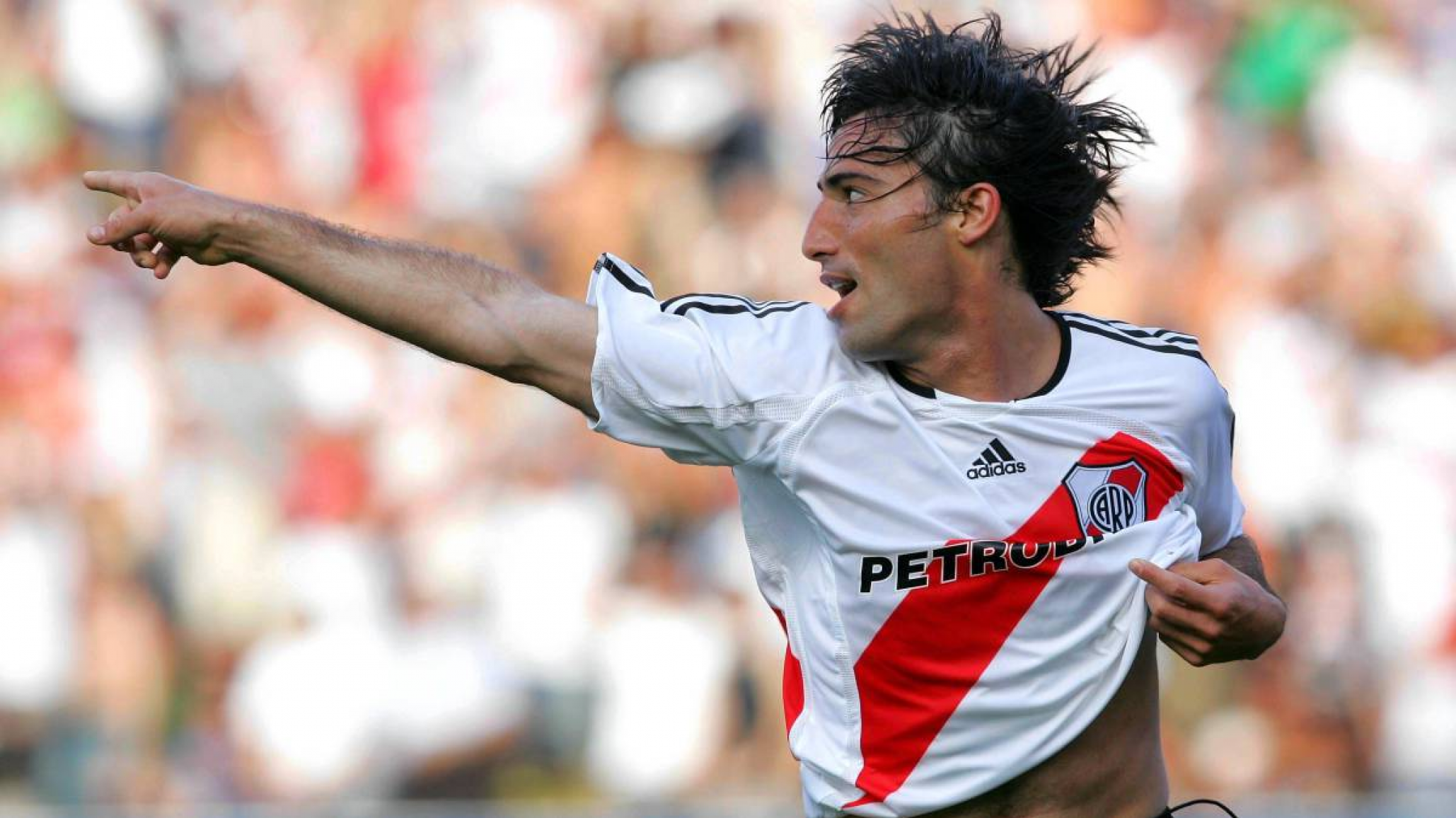 Acusan a ex jugador de River por violencia de género
