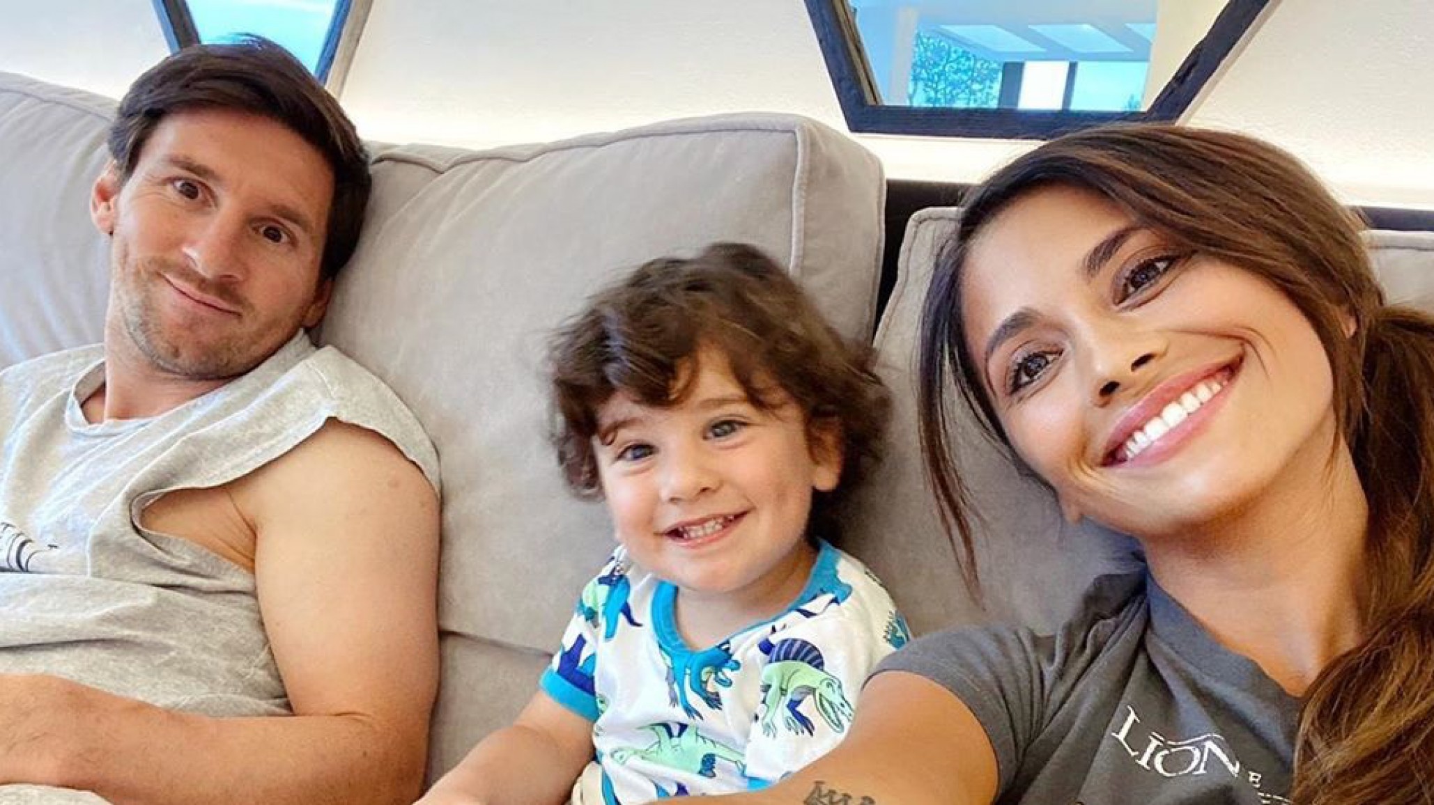 Antonela Roccuzzo compartió una dulce postal de sus hijos abrazándola