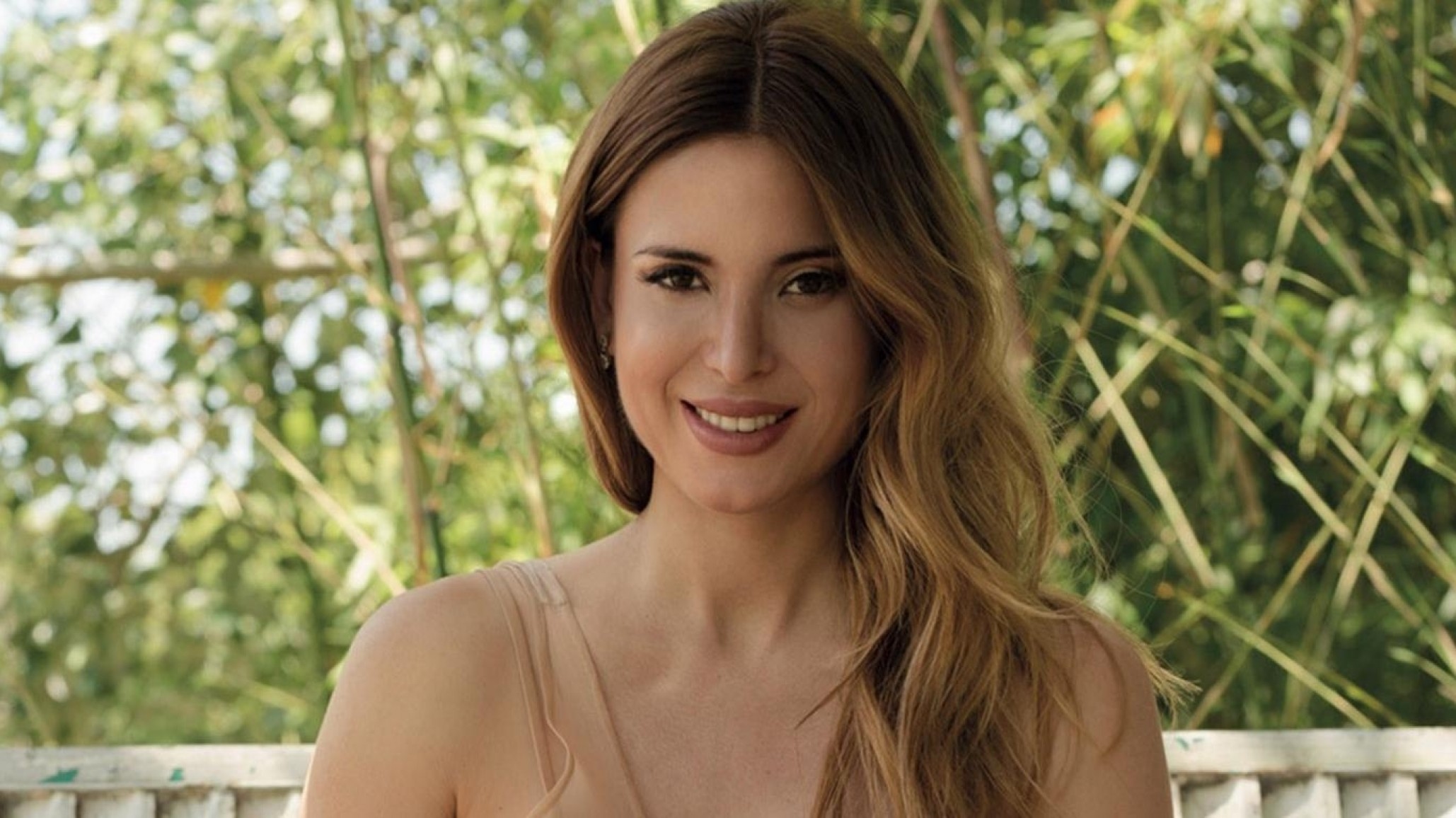 Jésica Cirio lució medias traslúcidas, hizo una particular pose y lanzó una propuesta para la cuarentena