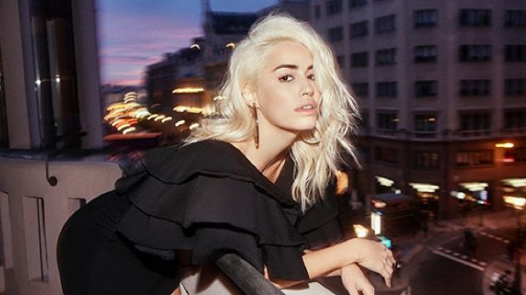 Lali Espósito subió una jugada selfie en bombacha ultracavada y top