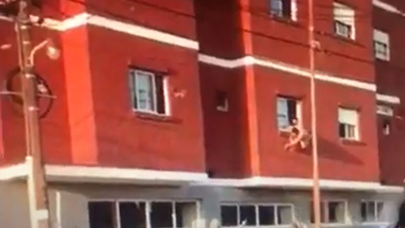 Un paciente con coronavirus quiso tirarse por la ventana de una clínica