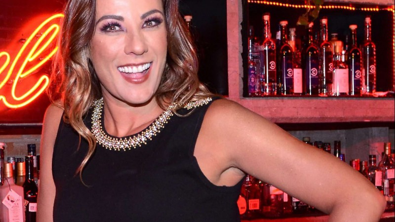 La creativa foto de Consuelo Duval “abrazando” a su juventud