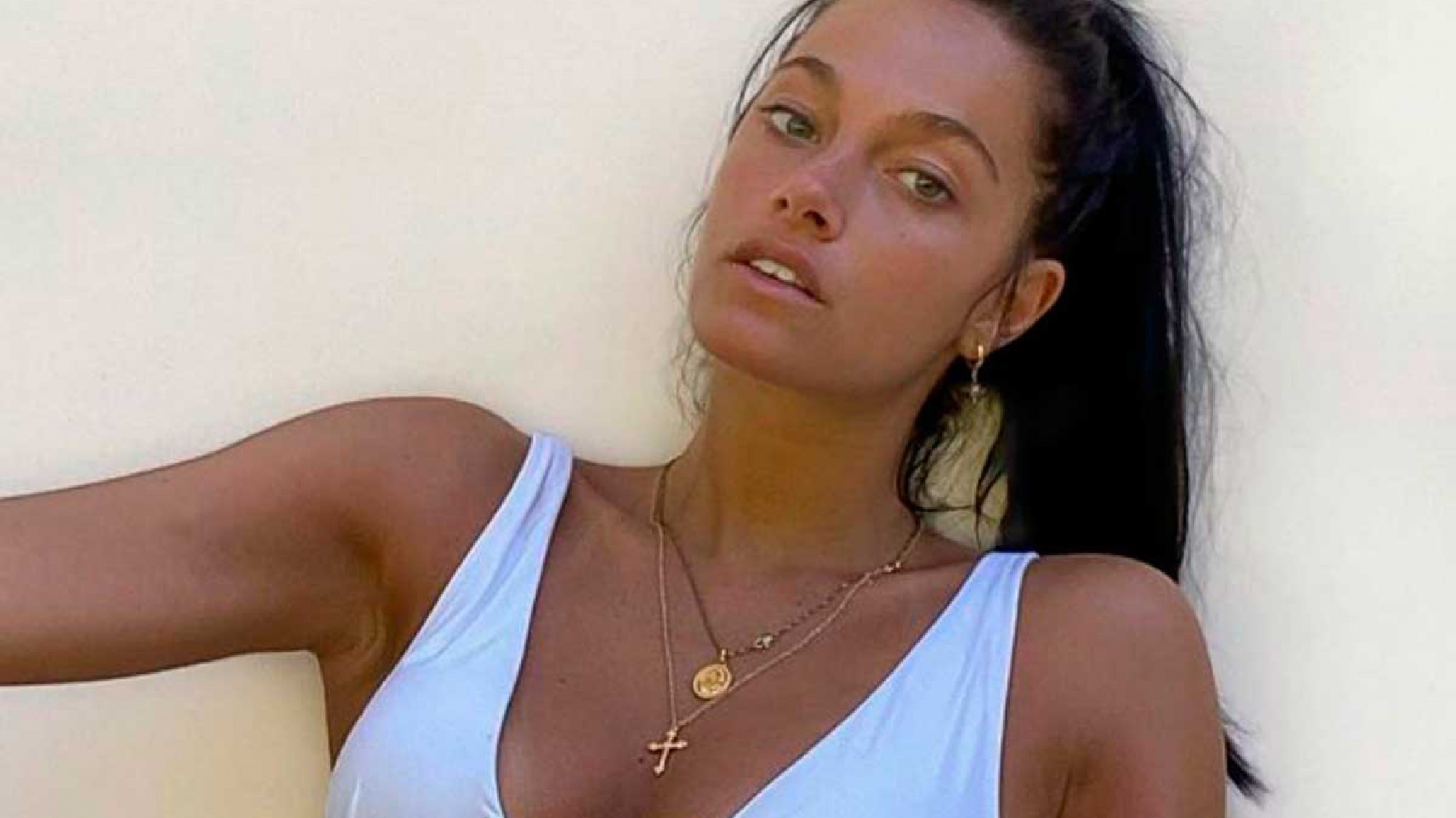 Oriana Sabatini al rojo vivo con un vestido ajustado y con muchas aberturas