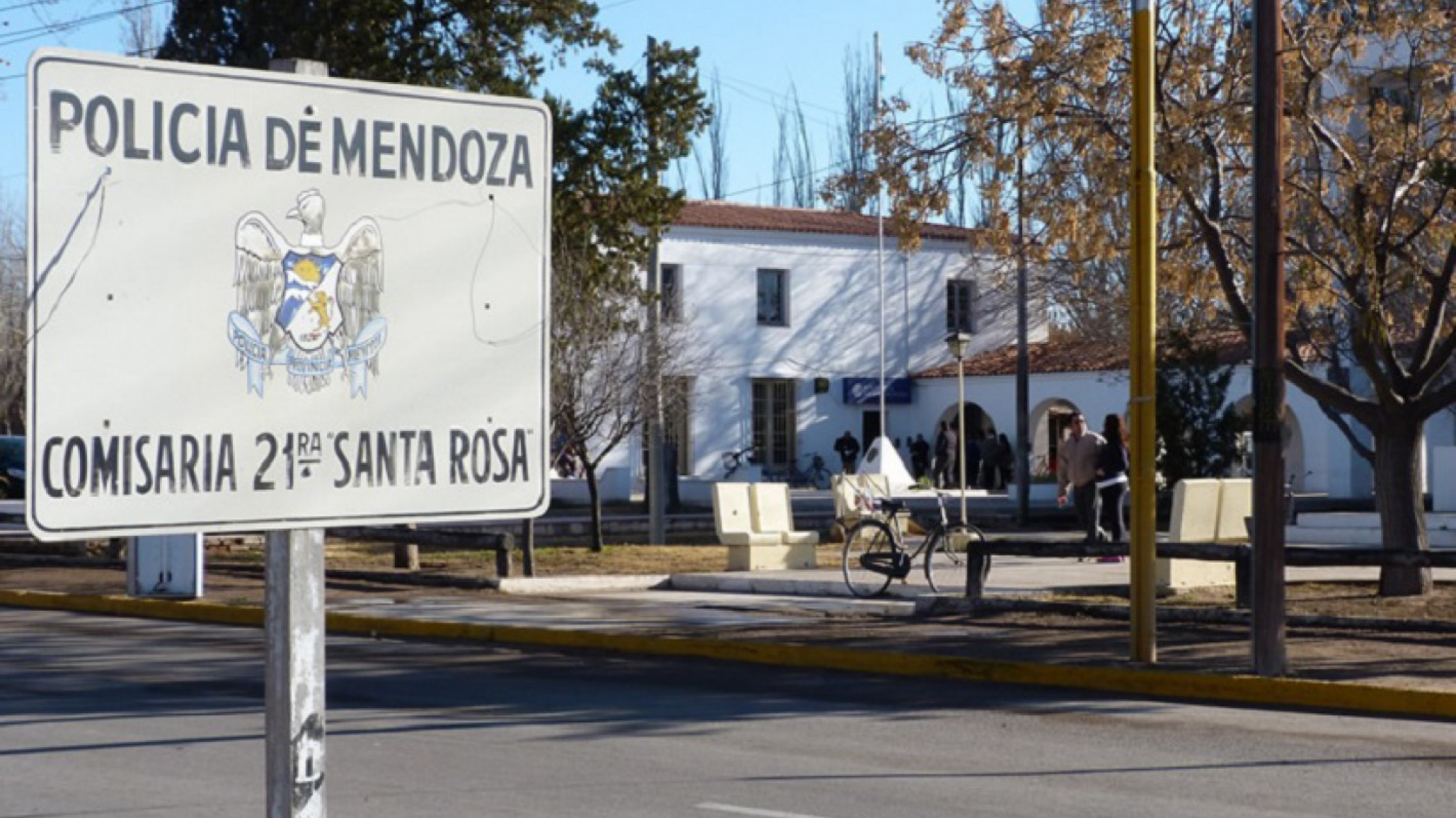 Murió un camionero después de volcar