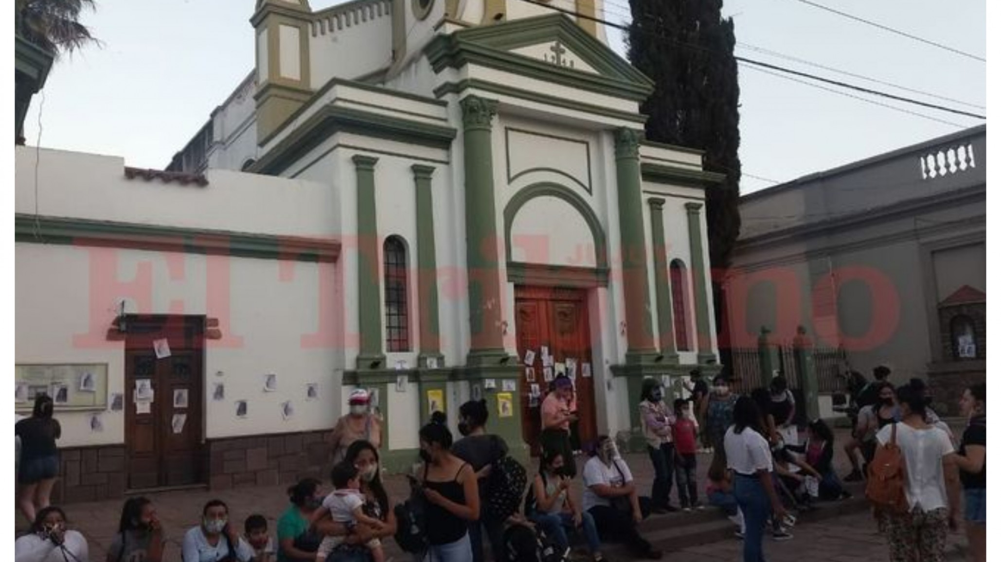 Indignación por arresto domiciliario para la “entregadora” de la nena abusada por el Padre Coco