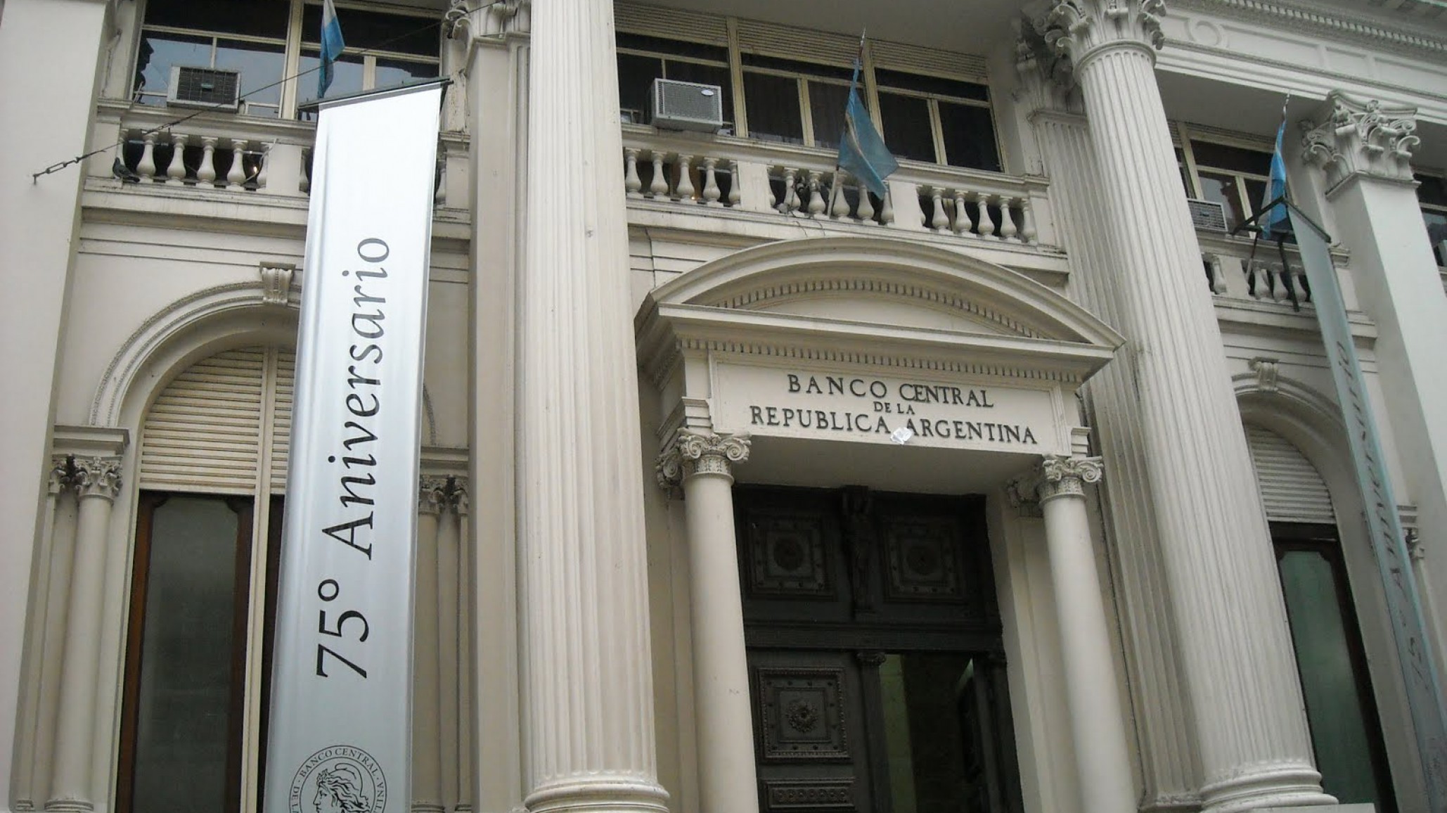 El Banco Central redujo a 110% la tasa de interés en los plazos fijos