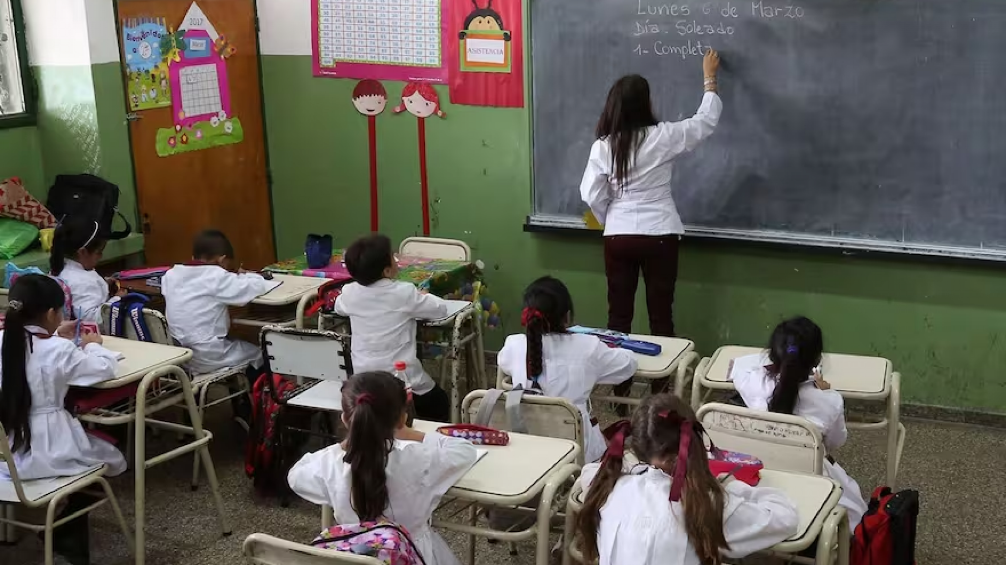Milei declara la educación como "servicio esencial" para evitar los paros docentes