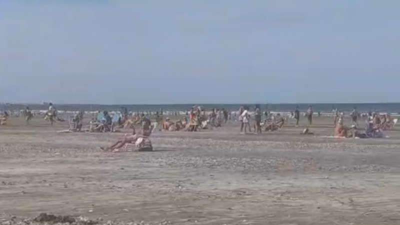 ¡La playa de Rada a full! Así se disfruta la tarde a pleno sol