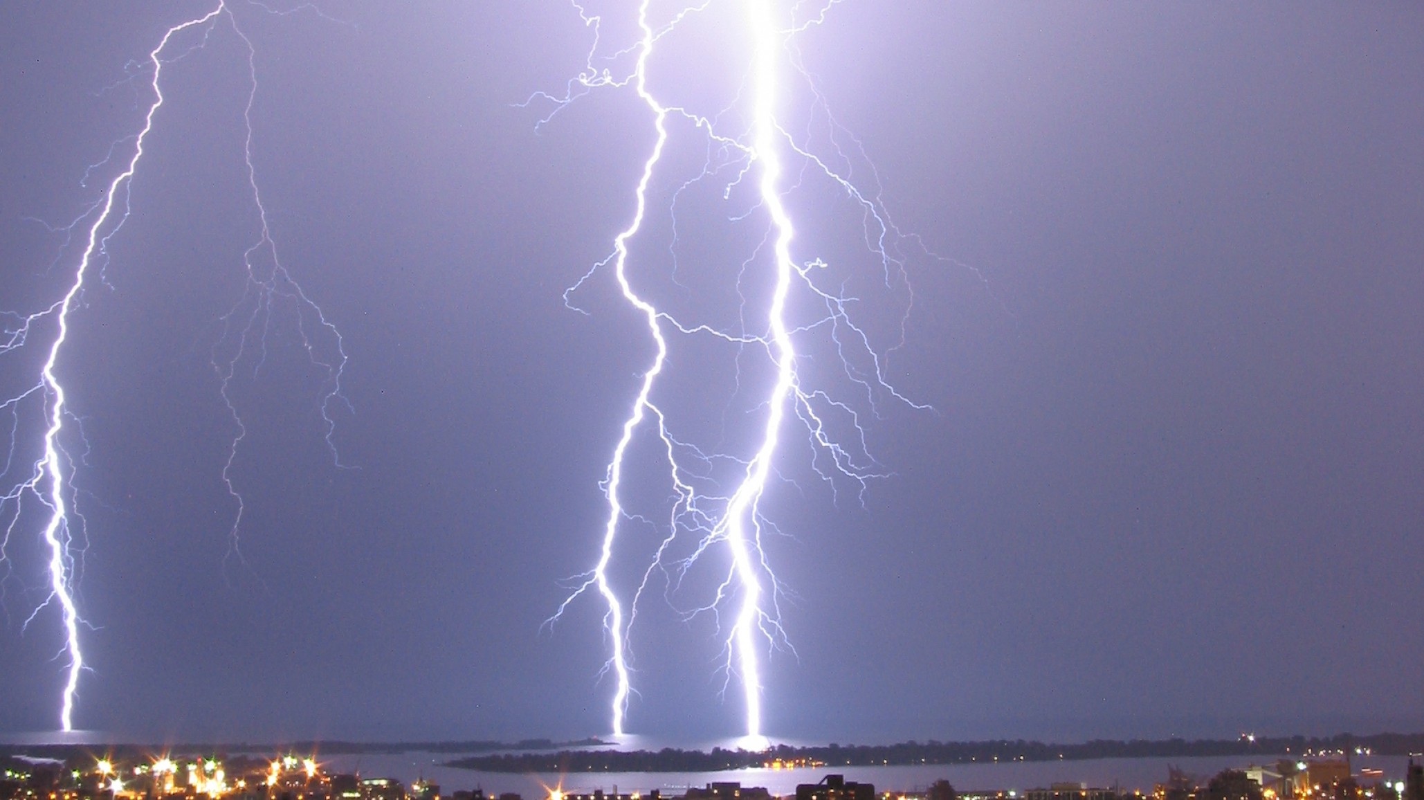 Video sensible: Un joven fue impactado por un rayo y le quemó el 20% del cuerpo