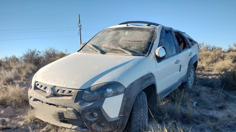 Familia vuelca sobre la Ruta Nacional 25 a la altura de Dique Florentino Ameghino