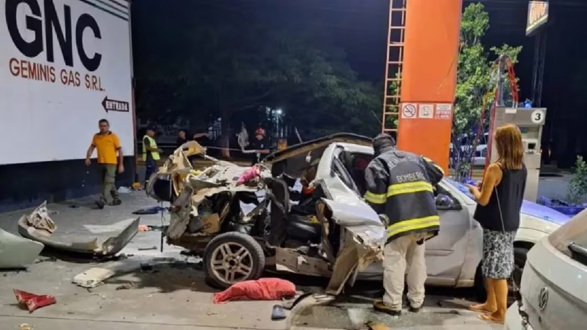 Video: un auto que transportaba cocaína explotó mientras cargaba GNC